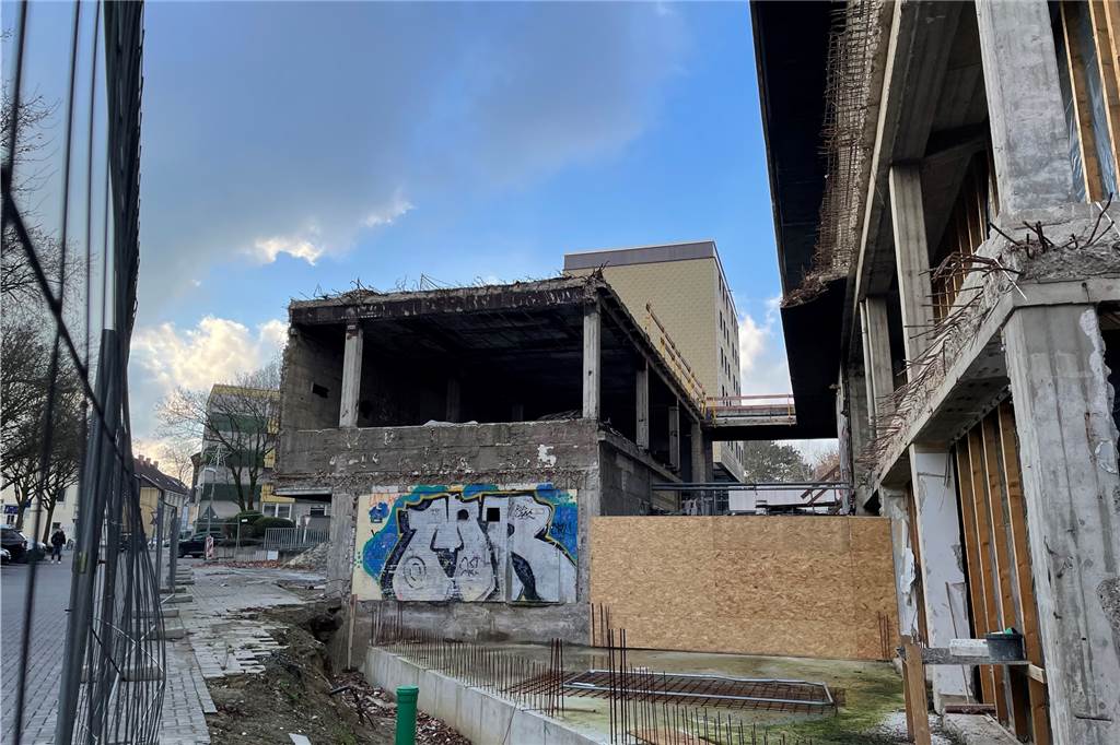 Insolvenzverwalter zu Ex-Kaufhaus Konze: „Es wird sich ein Käufer finden“ Blick von der Werner Straße in Lütgendortmund auf die Baustelle am ehemaligen Kaufhaus Konze