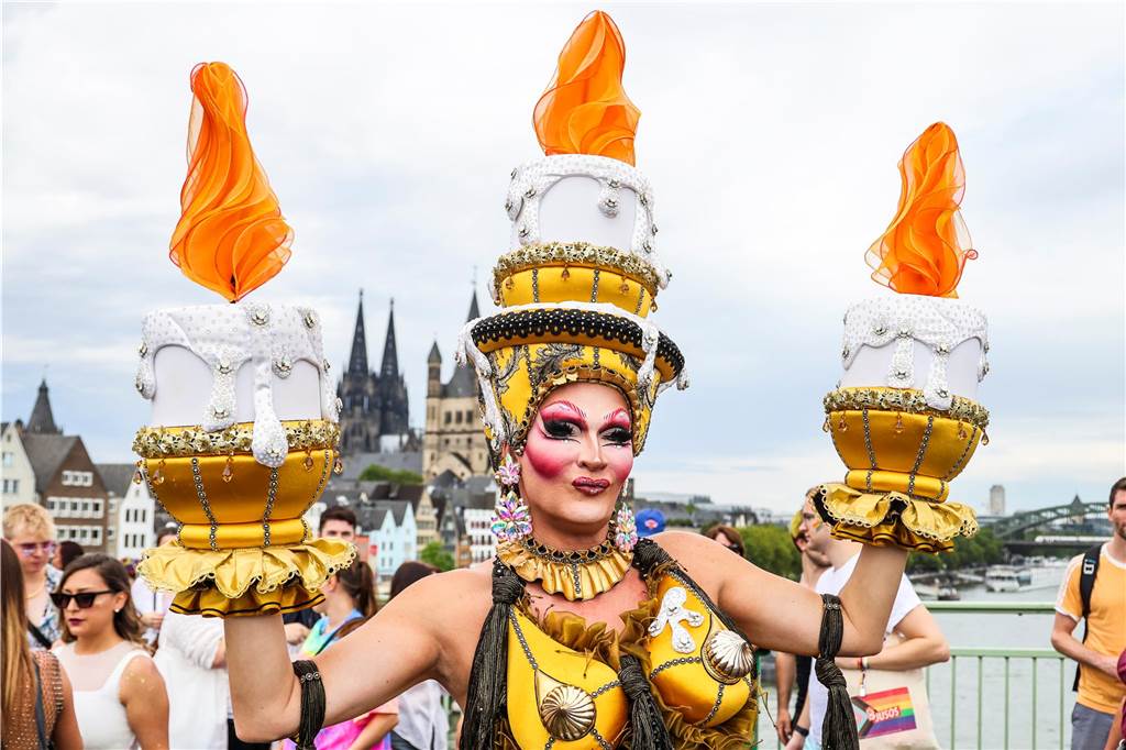 Drag Queen Tatjana Taft als dreiarmiger Kerzenleuchter beim CSD in Köln . Mit mehr als 60 000 Teilnehmern und über eine Million erwarteten Besuchern gilt der Kölner CSD als einer der größten in Europa.
