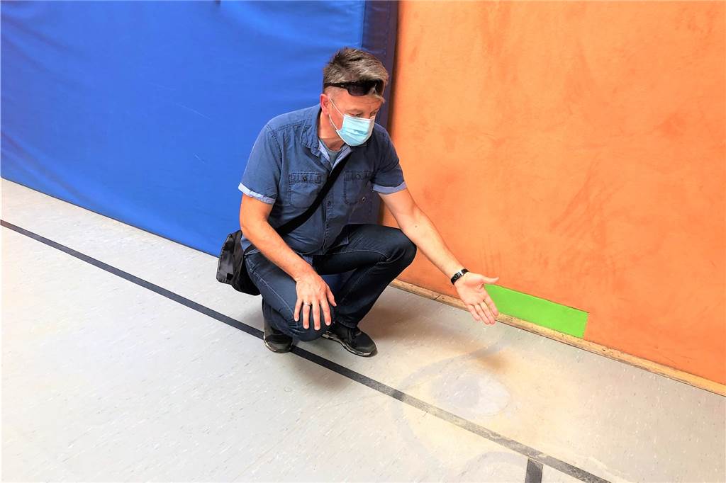 Dortmunds dreckigste Turnhalle? Verein und Stadt liegen weit auseinander Dragan Barić zeigt auf den Dreck, der nach Abschluss der Ausbesserungsarbeiten in der Halle hinterlassen wurde.