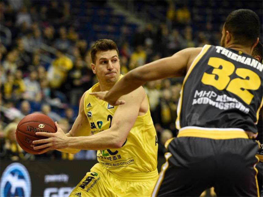 ALBA beendet mit Kantersieg gegen Würzburg Negativserie Dragan Milosavljevic (l) erzielte 14 Punkte für ALBA. Foto: Rainer Jensen