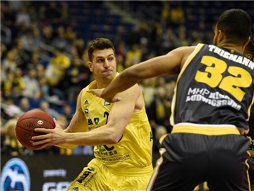 Dragan Milosavljevic (l) erzielte 14 Punkte für ALBA. Foto: Rainer Jensen