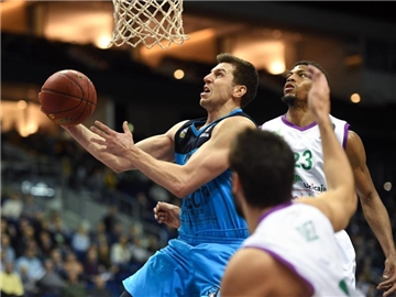 Dragan Milosavljevic (l) holte 22 Zähler für ALBA. Foto: Soeren Stache