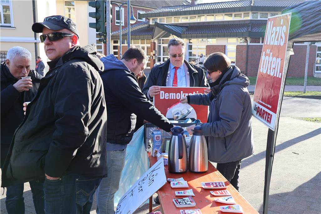 600 Schermbecker demonstrieren gegen Rechts Drastische Forderung: das Plakat „Nazis töten.“ von „Die Partei“.