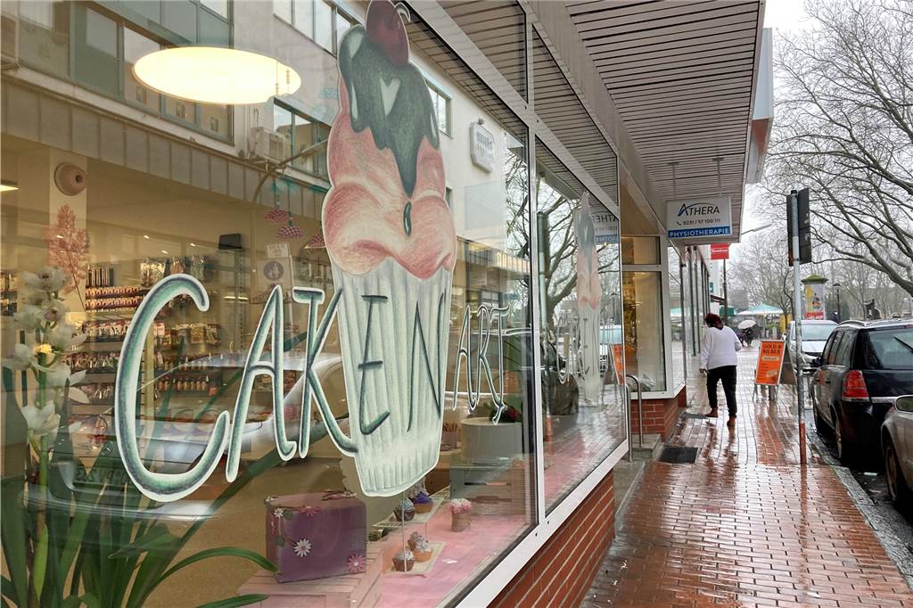 „Cake n’ Art“: Susanne Tasci hat alles im Angebot, was Kuchenbäcker lieben Draußen alles grau, drinnen wird es bunt: Das neue Geschäft von Susanne Tasci bietet alles an Zubehör, was man für besondere Kuchen braucht.