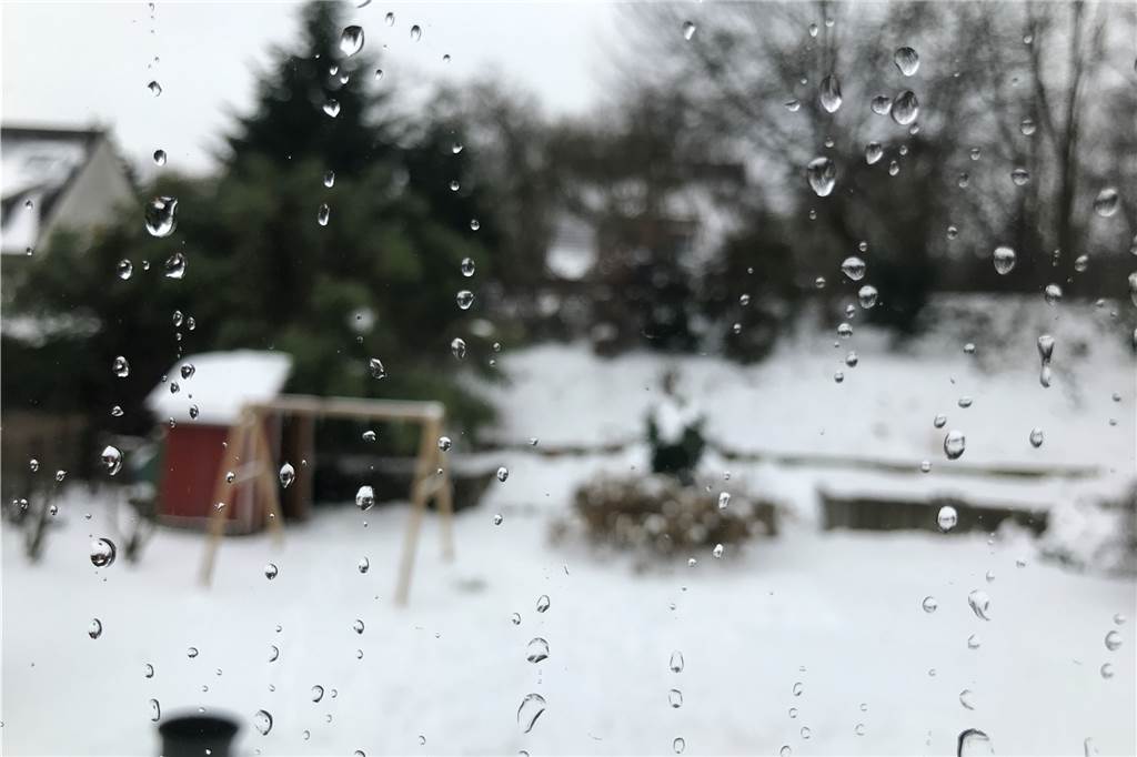 Draußen liegt noch immer viel Schnee, doch am Montag gegen 11.15 Uhr hat Regen in Castrop-Rauxel eingesetzt.
