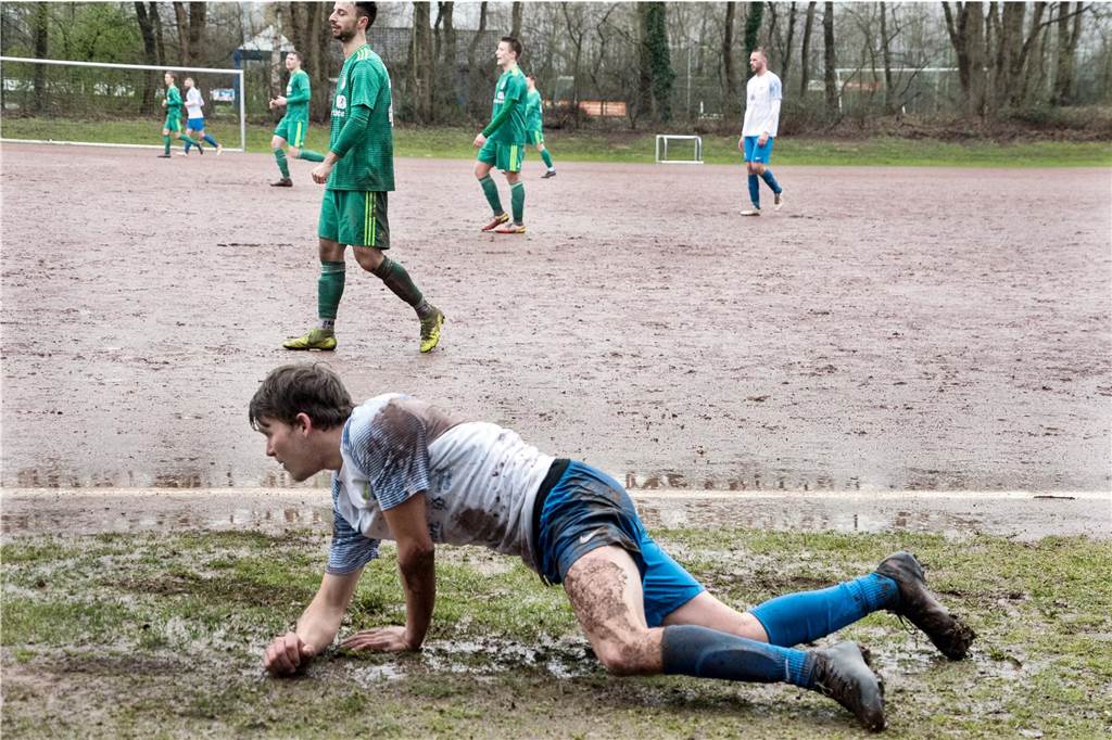 „Wenn du gewinnst, macht es noch mehr Spaß“ Dominik Lehring vom RSV Borken liegt im durch den Regen stark aufgeweichten Seitenaus beim Spiel gegen den SV Lippramsdorf.