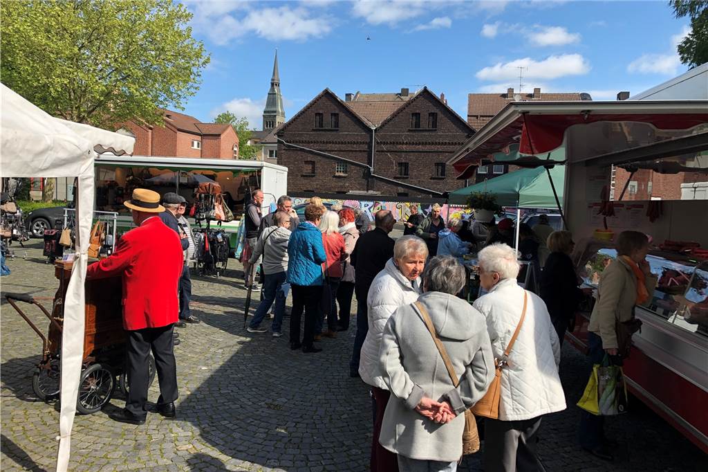 Drehorgelklänge und Zeit für einen Plausch: Insbesondere die älteren Martener nutzten das schöne Wetter für einen längeren Besuch ihres Marktes.