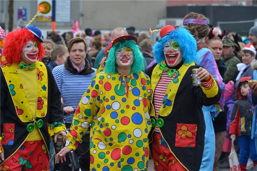 Verlosung: „Lüni“ finanziert wieder den Karnevalsumzug in Lünen-Süd mit Drei als Clows verkleidete Feierlustige beim Karnevalsumzug 2019 in Lünen.