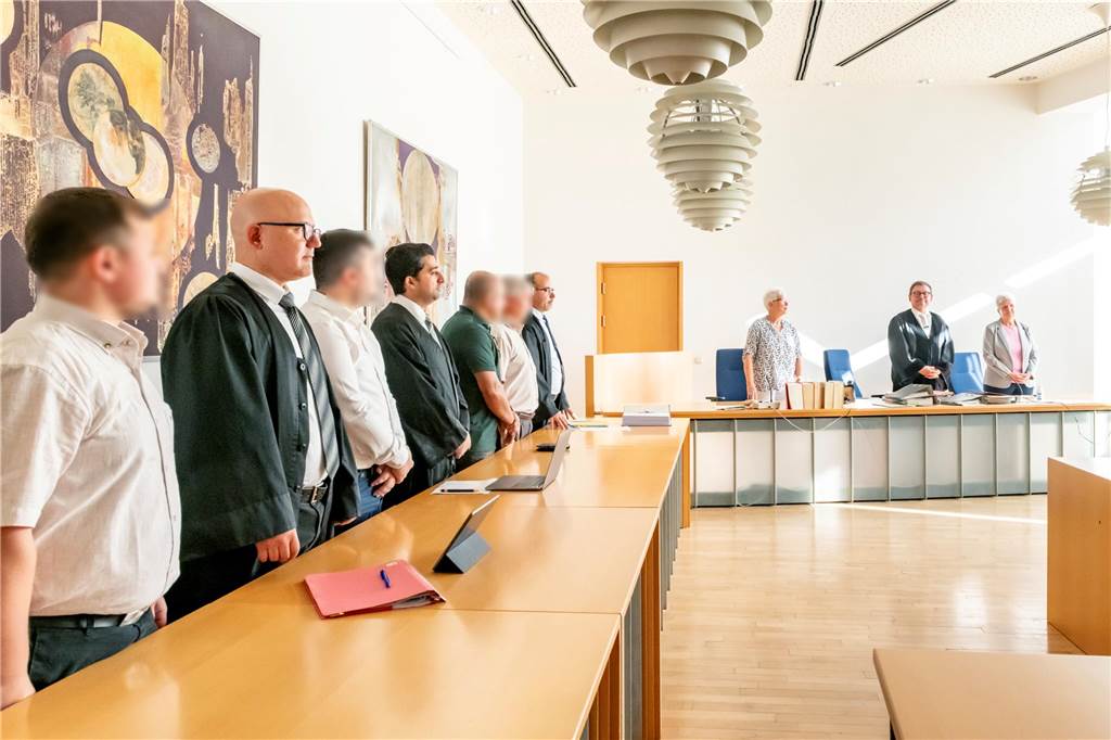 Juristisches Ende im Schlacht-Skandal: Hohe Strafen - aber nicht gegen alle Verantwortlichen Drei Angeklagte - ehemalige Mitarbeiter auf dem Schlachthof Prott in Selm - sind verurteilt worden.