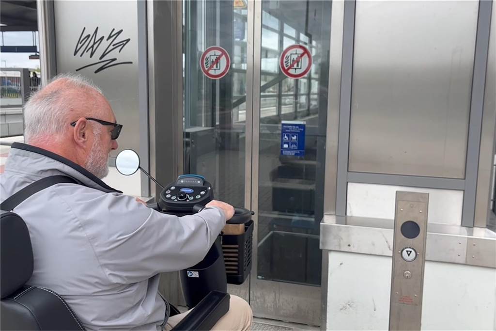 Mit Rollator und Scooter durch Haltern: Zwei Senioren machen den Test Rüdiger Haake steht mit einem Scooter vor einem Aufzug.