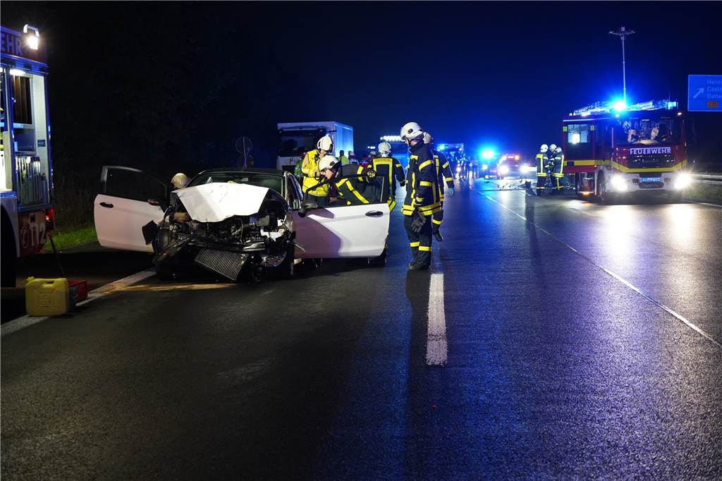 Unfall auf der A2: Verdacht auf Unfallflucht – Polizei sucht Zeugen Drei Autos und mindestens ein Lkw waren am Mittwochmorgen in einen Unfall auf der A2 an der Anschlussstelle Henrichenburg verwickelt.