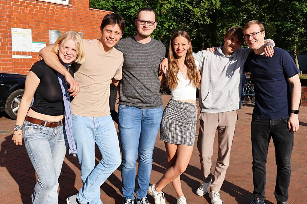 Drei Bands – Yellow Couch, Greñas und als Top-Act die Australische Band Mixed up everything – sorgten für Festivalstimmung im Gemeinschaftshaus Wulfen. Nach dreieinhalb Jahren Pause wurde nicht nur gefeiert, sondern auch nostalgisch an die legendären Bar61-Zeiten angeknüpft. 