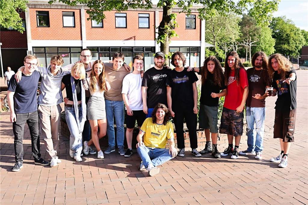 Drei Bands – Yellow Couch, Greñas und als Top-Act die Australische Band Mixed up everything – sorgten für Festivalstimmung im Gemeinschaftshaus Wulfen. Nach dreieinhalb Jahren Pause wurde nicht nur gefeiert, sondern auch nostalgisch an die legendären Bar61-Zeiten angeknüpft. 