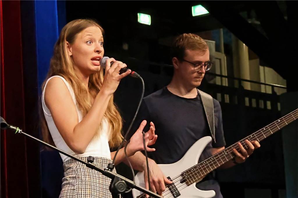 Drei Bands – Yellow Couch, Greñas und als Top-Act die Australische Band Mixed up everything – sorgten für Festivalstimmung im Gemeinschaftshaus Wulfen. Nach dreieinhalb Jahren Pause wurde nicht nur gefeiert, sondern auch nostalgisch an die legendären Bar61-Zeiten angeknüpft. 