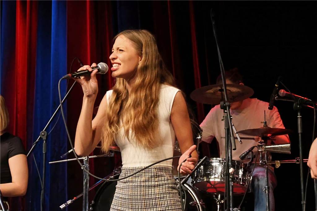 Drei Bands – Yellow Couch, Greñas und als Top-Act die Australische Band Mixed up everything – sorgten für Festivalstimmung im Gemeinschaftshaus Wulfen. Nach dreieinhalb Jahren Pause wurde nicht nur gefeiert, sondern auch nostalgisch an die legendären Bar61-Zeiten angeknüpft. 