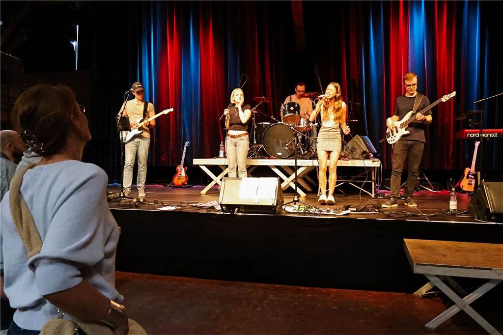 Drei Bands – Yellow Couch, Greñas und als Top-Act die Australische Band Mixed up everything – sorgten für Festivalstimmung im Gemeinschaftshaus Wulfen. Nach dreieinhalb Jahren Pause wurde nicht nur gefeiert, sondern auch nostalgisch an die legendären Bar61-Zeiten angeknüpft. 