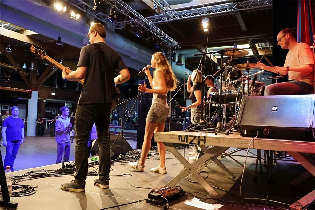 Drei Bands – Yellow Couch, Greñas und als Top-Act die Australische Band Mixed up everything – sorgten für Festivalstimmung im Gemeinschaftshaus Wulfen. Nach dreieinhalb Jahren Pause wurde nicht nur gefeiert, sondern auch nostalgisch an die legendären Bar61-Zeiten angeknüpft. 