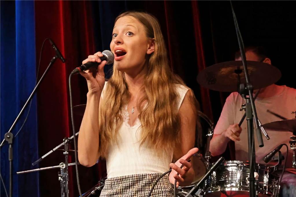 Drei Bands – Yellow Couch, Greñas und als Top-Act die Australische Band Mixed up everything – sorgten für Festivalstimmung im Gemeinschaftshaus Wulfen. Nach dreieinhalb Jahren Pause wurde nicht nur gefeiert, sondern auch nostalgisch an die legendären Bar61-Zeiten angeknüpft. 