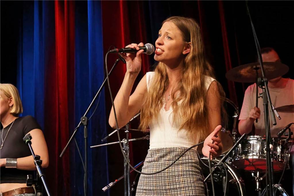 Drei Bands – Yellow Couch, Greñas und als Top-Act die Australische Band Mixed up everything – sorgten für Festivalstimmung im Gemeinschaftshaus Wulfen. Nach dreieinhalb Jahren Pause wurde nicht nur gefeiert, sondern auch nostalgisch an die legendären Bar61-Zeiten angeknüpft. 