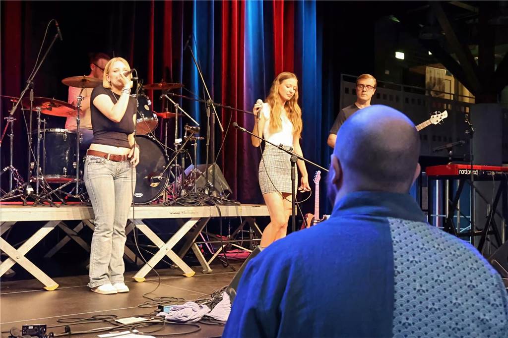 Drei Bands – Yellow Couch, Greñas und als Top-Act die Australische Band Mixed up everything – sorgten für Festivalstimmung im Gemeinschaftshaus Wulfen. Nach dreieinhalb Jahren Pause wurde nicht nur gefeiert, sondern auch nostalgisch an die legendären Bar61-Zeiten angeknüpft. 