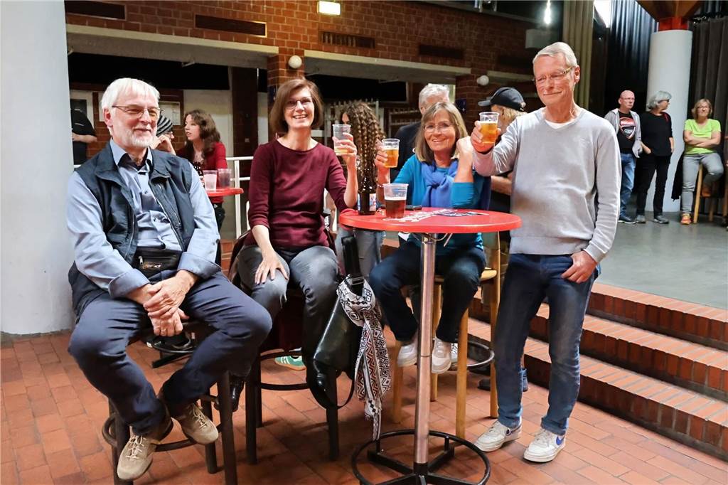 Drei Bands – Yellow Couch, Greñas und als Top-Act die Australische Band Mixed up everything – sorgten für Festivalstimmung im Gemeinschaftshaus Wulfen. Nach dreieinhalb Jahren Pause wurde nicht nur gefeiert, sondern auch nostalgisch an die legendären Bar61-Zeiten angeknüpft. 