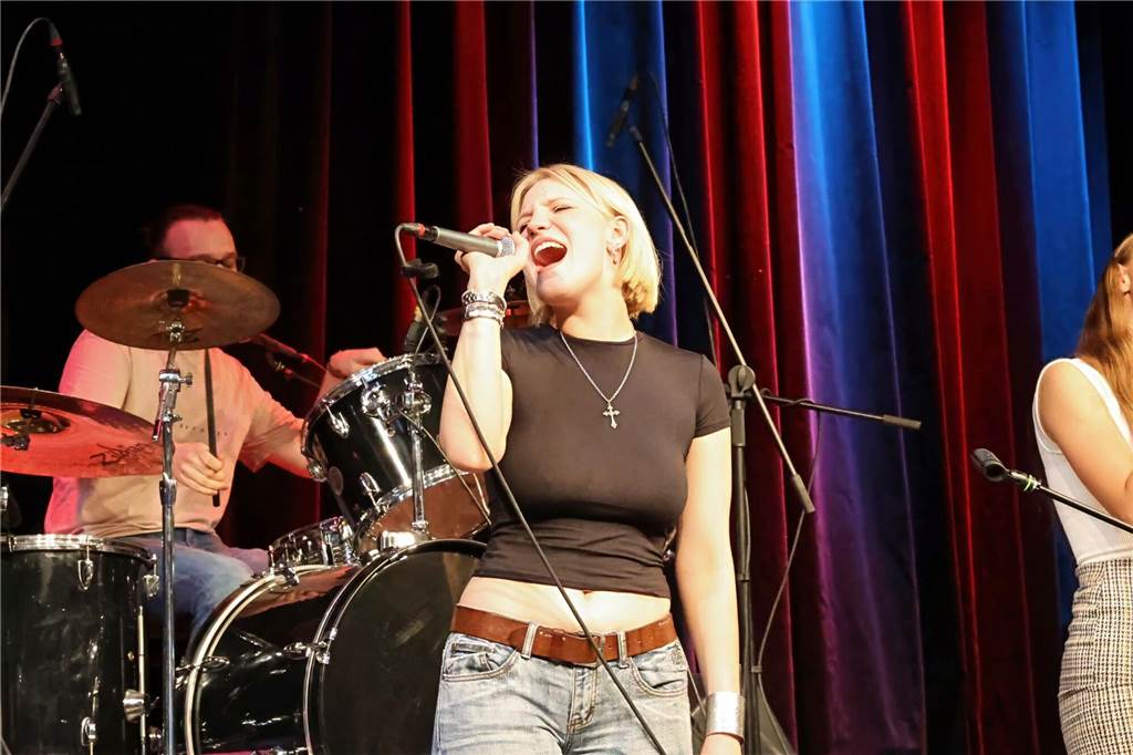 Drei Bands – Yellow Couch, Greñas und als Top-Act die Australische Band Mixed up everything – sorgten für Festivalstimmung im Gemeinschaftshaus Wulfen. Nach dreieinhalb Jahren Pause wurde nicht nur gefeiert, sondern auch nostalgisch an die legendären Bar61-Zeiten angeknüpft. 