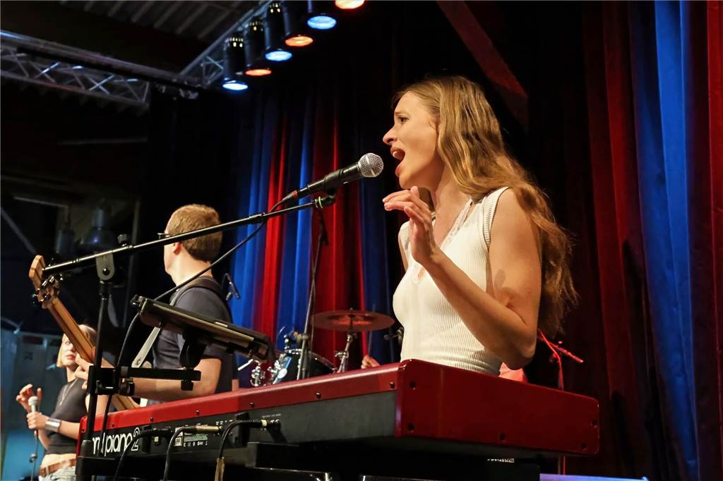 Drei Bands – Yellow Couch, Greñas und als Top-Act die Australische Band Mixed up everything – sorgten für Festivalstimmung im Gemeinschaftshaus Wulfen. Nach dreieinhalb Jahren Pause wurde nicht nur gefeiert, sondern auch nostalgisch an die legendären Bar61-Zeiten angeknüpft. 
