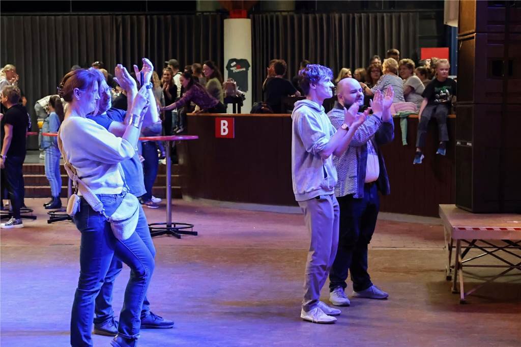 Drei Bands – Yellow Couch, Greñas und als Top-Act die Australische Band Mixed up everything – sorgten für Festivalstimmung im Gemeinschaftshaus Wulfen. Nach dreieinhalb Jahren Pause wurde nicht nur gefeiert, sondern auch nostalgisch an die legendären Bar61-Zeiten angeknüpft. 
