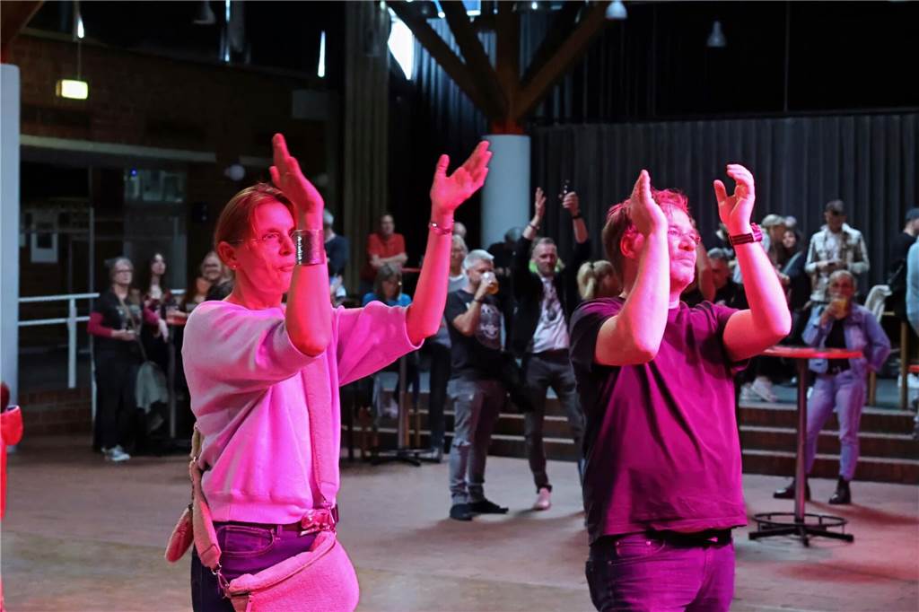 Drei Bands – Yellow Couch, Greñas und als Top-Act die Australische Band Mixed up everything – sorgten für Festivalstimmung im Gemeinschaftshaus Wulfen. Nach dreieinhalb Jahren Pause wurde nicht nur gefeiert, sondern auch nostalgisch an die legendären Bar61-Zeiten angeknüpft. 