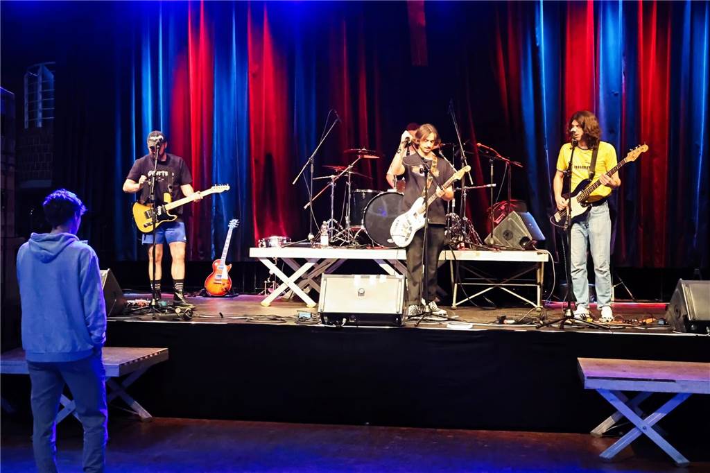 Drei Bands – Yellow Couch, Greñas und als Top-Act die Australische Band Mixed up everything – sorgten für Festivalstimmung im Gemeinschaftshaus Wulfen. Nach dreieinhalb Jahren Pause wurde nicht nur gefeiert, sondern auch nostalgisch an die legendären Bar61-Zeiten angeknüpft. 