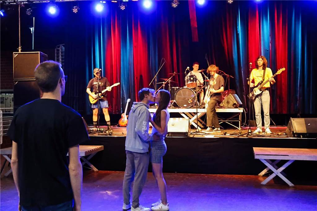 Drei Bands – Yellow Couch, Greñas und als Top-Act die Australische Band Mixed up everything – sorgten für Festivalstimmung im Gemeinschaftshaus Wulfen. Nach dreieinhalb Jahren Pause wurde nicht nur gefeiert, sondern auch nostalgisch an die legendären Bar61-Zeiten angeknüpft. 