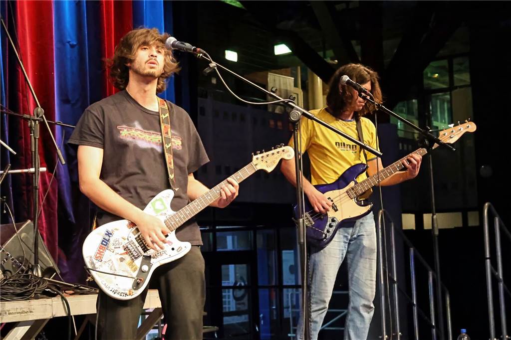 Drei Bands – Yellow Couch, Greñas und als Top-Act die Australische Band Mixed up everything – sorgten für Festivalstimmung im Gemeinschaftshaus Wulfen. Nach dreieinhalb Jahren Pause wurde nicht nur gefeiert, sondern auch nostalgisch an die legendären Bar61-Zeiten angeknüpft. 