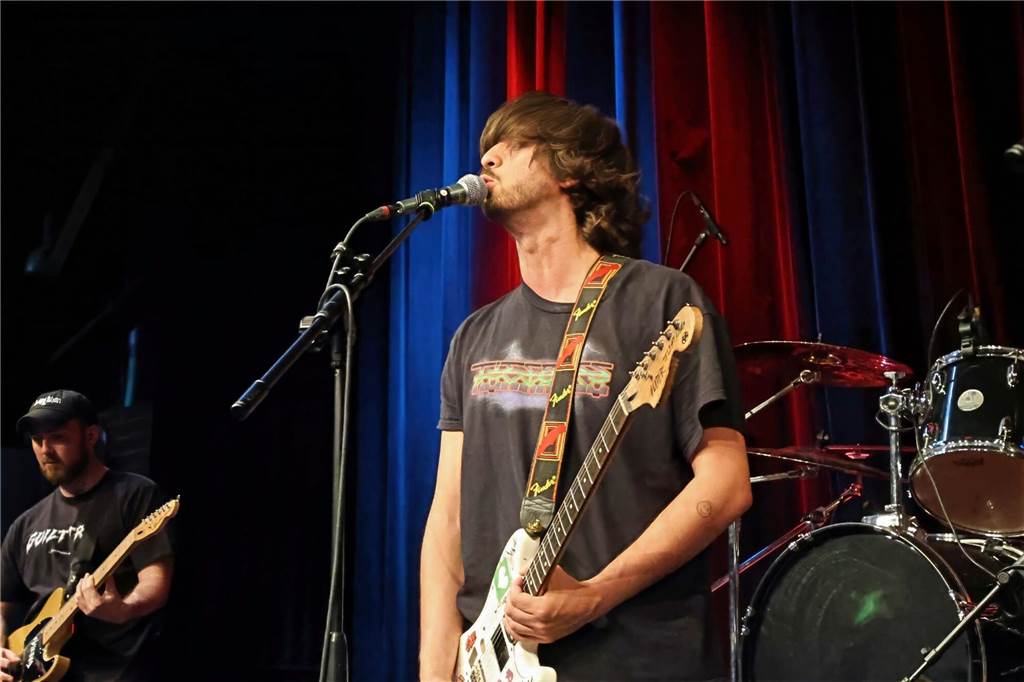 Drei Bands – Yellow Couch, Greñas und als Top-Act die Australische Band Mixed up everything – sorgten für Festivalstimmung im Gemeinschaftshaus Wulfen. Nach dreieinhalb Jahren Pause wurde nicht nur gefeiert, sondern auch nostalgisch an die legendären Bar61-Zeiten angeknüpft. 