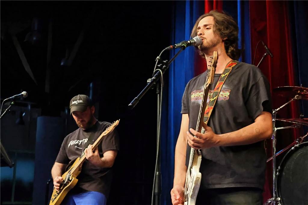 Drei Bands – Yellow Couch, Greñas und als Top-Act die Australische Band Mixed up everything – sorgten für Festivalstimmung im Gemeinschaftshaus Wulfen. Nach dreieinhalb Jahren Pause wurde nicht nur gefeiert, sondern auch nostalgisch an die legendären Bar61-Zeiten angeknüpft. 