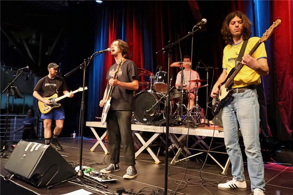 Drei Bands – Yellow Couch, Greñas und als Top-Act die Australische Band Mixed up everything – sorgten für Festivalstimmung im Gemeinschaftshaus Wulfen. Nach dreieinhalb Jahren Pause wurde nicht nur gefeiert, sondern auch nostalgisch an die legendären Bar61-Zeiten angeknüpft. 