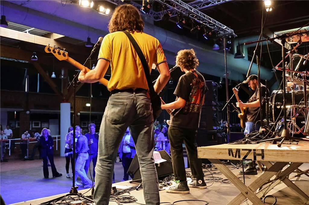 Drei Bands – Yellow Couch, Greñas und als Top-Act die Australische Band Mixed up everything – sorgten für Festivalstimmung im Gemeinschaftshaus Wulfen. Nach dreieinhalb Jahren Pause wurde nicht nur gefeiert, sondern auch nostalgisch an die legendären Bar61-Zeiten angeknüpft. 