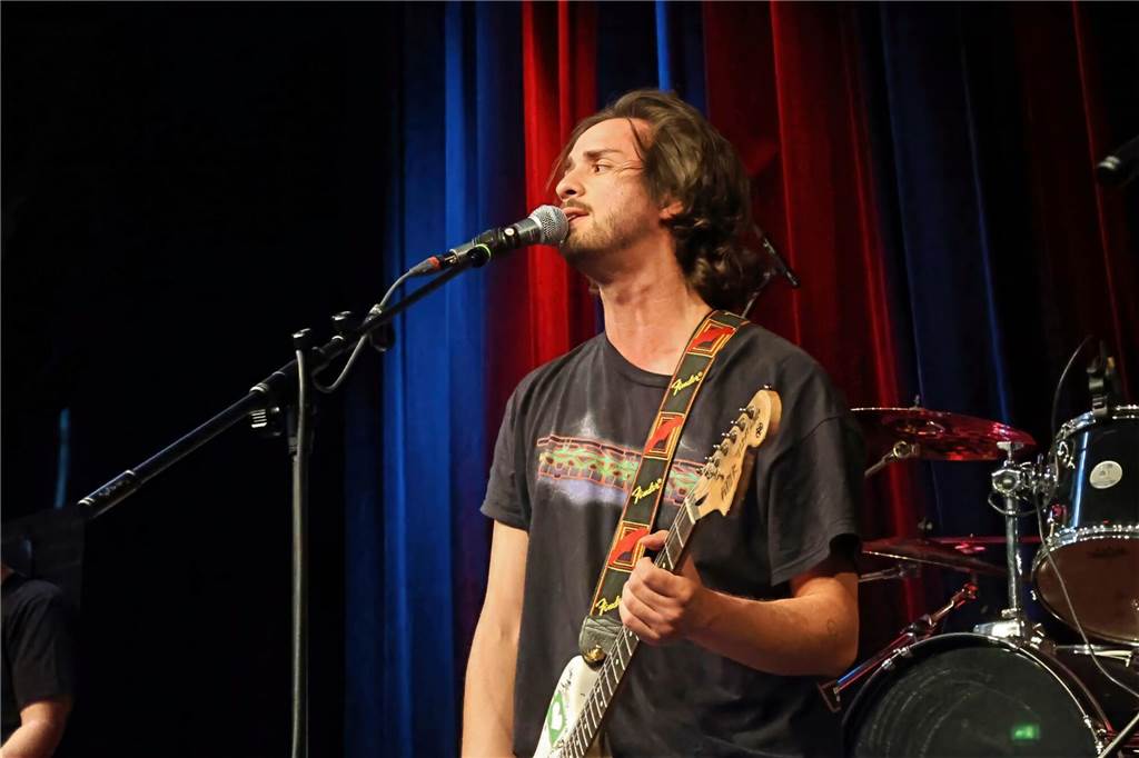 Drei Bands – Yellow Couch, Greñas und als Top-Act die Australische Band Mixed up everything – sorgten für Festivalstimmung im Gemeinschaftshaus Wulfen. Nach dreieinhalb Jahren Pause wurde nicht nur gefeiert, sondern auch nostalgisch an die legendären Bar61-Zeiten angeknüpft. 