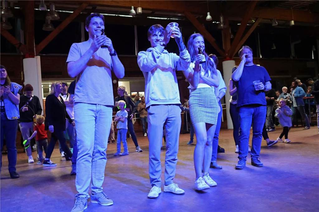 Drei Bands – Yellow Couch, Greñas und als Top-Act die Australische Band Mixed up everything – sorgten für Festivalstimmung im Gemeinschaftshaus Wulfen. Nach dreieinhalb Jahren Pause wurde nicht nur gefeiert, sondern auch nostalgisch an die legendären Bar61-Zeiten angeknüpft. 