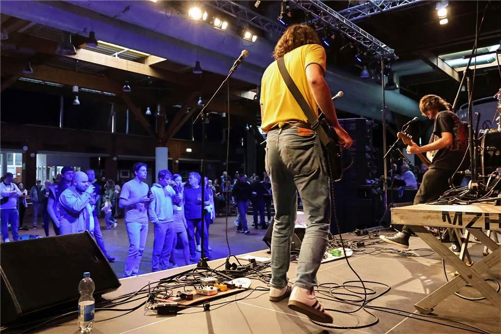 Drei Bands – Yellow Couch, Greñas und als Top-Act die Australische Band Mixed up everything – sorgten für Festivalstimmung im Gemeinschaftshaus Wulfen. Nach dreieinhalb Jahren Pause wurde nicht nur gefeiert, sondern auch nostalgisch an die legendären Bar61-Zeiten angeknüpft. 