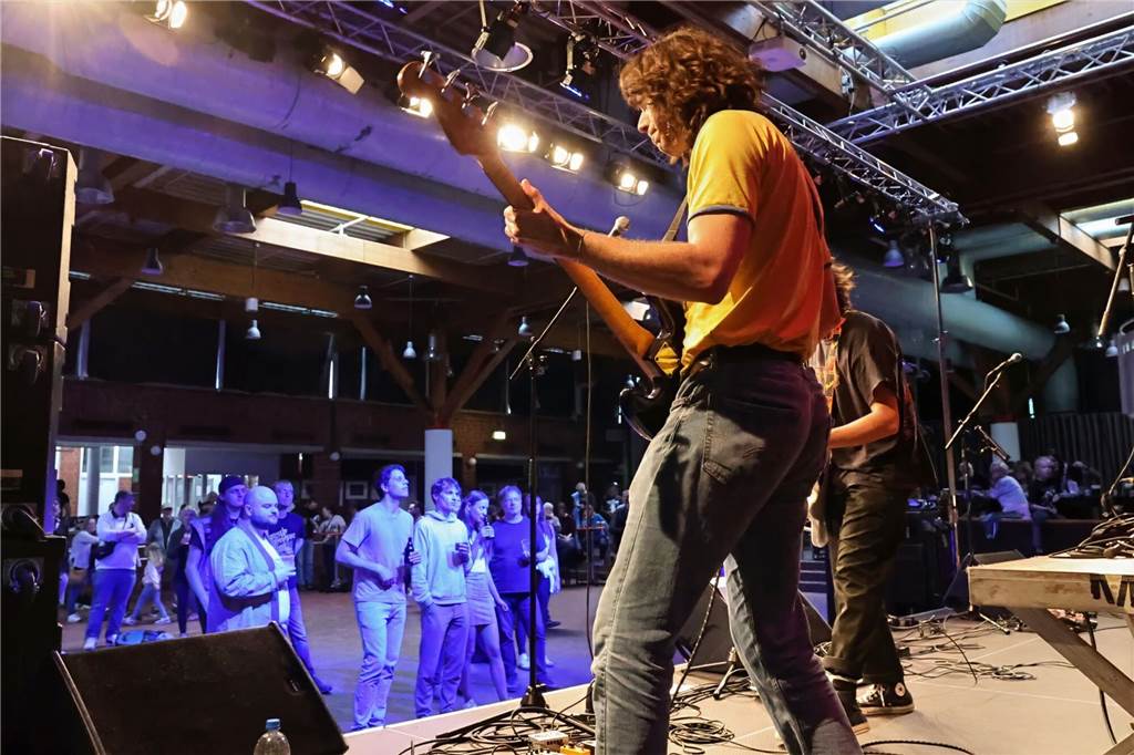 Drei Bands – Yellow Couch, Greñas und als Top-Act die Australische Band Mixed up everything – sorgten für Festivalstimmung im Gemeinschaftshaus Wulfen. Nach dreieinhalb Jahren Pause wurde nicht nur gefeiert, sondern auch nostalgisch an die legendären Bar61-Zeiten angeknüpft. 