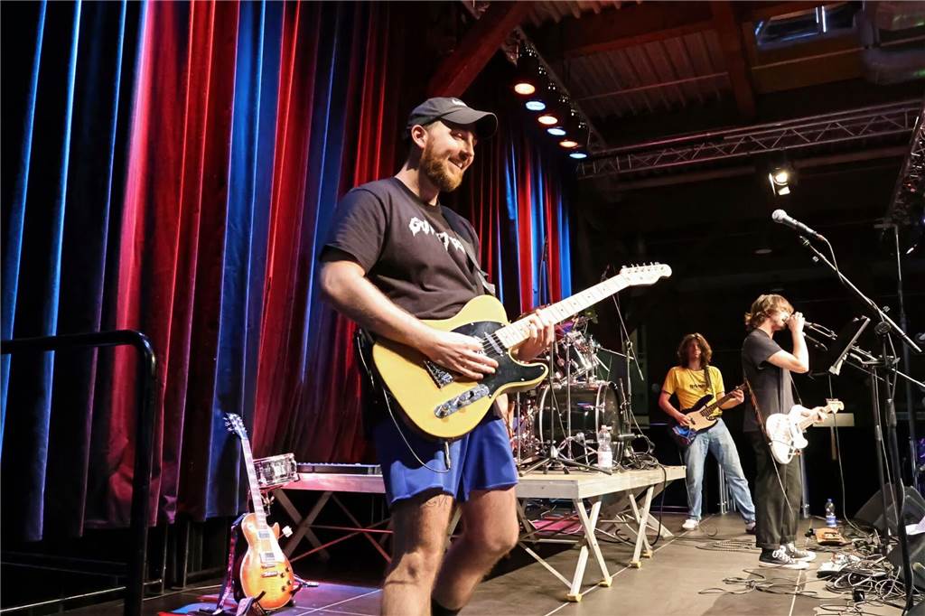 Drei Bands – Yellow Couch, Greñas und als Top-Act die Australische Band Mixed up everything – sorgten für Festivalstimmung im Gemeinschaftshaus Wulfen. Nach dreieinhalb Jahren Pause wurde nicht nur gefeiert, sondern auch nostalgisch an die legendären Bar61-Zeiten angeknüpft. 