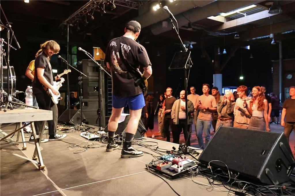 Drei Bands – Yellow Couch, Greñas und als Top-Act die Australische Band Mixed up everything – sorgten für Festivalstimmung im Gemeinschaftshaus Wulfen. Nach dreieinhalb Jahren Pause wurde nicht nur gefeiert, sondern auch nostalgisch an die legendären Bar61-Zeiten angeknüpft. 