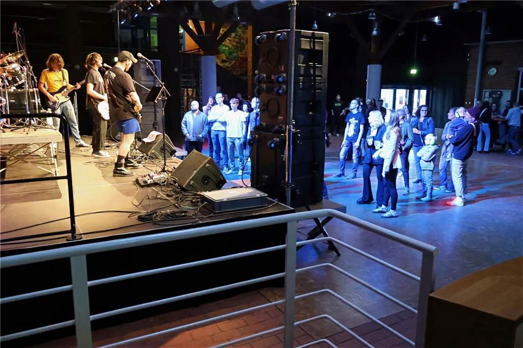 Drei Bands – Yellow Couch, Greñas und als Top-Act die Australische Band Mixed up everything – sorgten für Festivalstimmung im Gemeinschaftshaus Wulfen. Nach dreieinhalb Jahren Pause wurde nicht nur gefeiert, sondern auch nostalgisch an die legendären Bar61-Zeiten angeknüpft. 