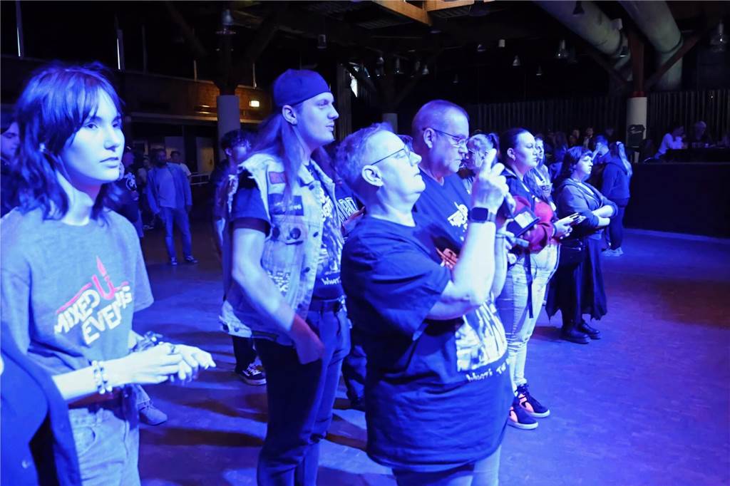 Drei Bands – Yellow Couch, Greñas und als Top-Act die Australische Band Mixed up everything – sorgten für Festivalstimmung im Gemeinschaftshaus Wulfen. Nach dreieinhalb Jahren Pause wurde nicht nur gefeiert, sondern auch nostalgisch an die legendären Bar61-Zeiten angeknüpft. 