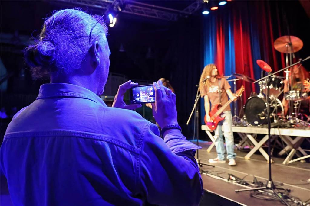 Drei Bands – Yellow Couch, Greñas und als Top-Act die Australische Band Mixed up everything – sorgten für Festivalstimmung im Gemeinschaftshaus Wulfen. Nach dreieinhalb Jahren Pause wurde nicht nur gefeiert, sondern auch nostalgisch an die legendären Bar61-Zeiten angeknüpft. 