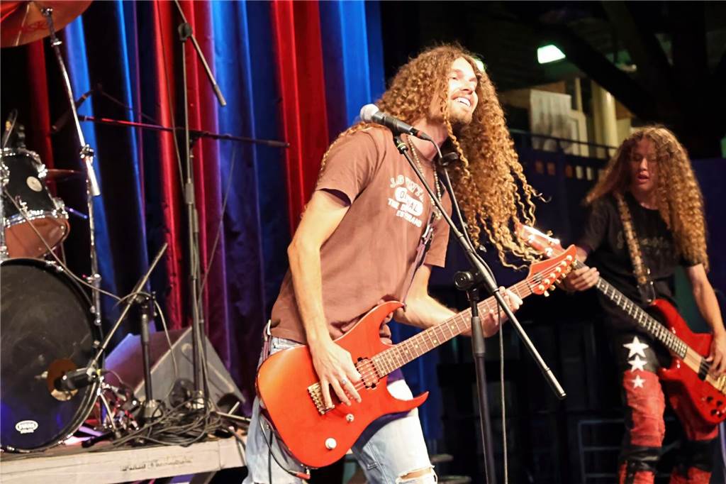 Drei Bands – Yellow Couch, Greñas und als Top-Act die Australische Band Mixed up everything – sorgten für Festivalstimmung im Gemeinschaftshaus Wulfen. Nach dreieinhalb Jahren Pause wurde nicht nur gefeiert, sondern auch nostalgisch an die legendären Bar61-Zeiten angeknüpft. 