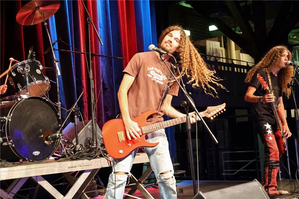 Drei Bands – Yellow Couch, Greñas und als Top-Act die Australische Band Mixed up everything – sorgten für Festivalstimmung im Gemeinschaftshaus Wulfen. Nach dreieinhalb Jahren Pause wurde nicht nur gefeiert, sondern auch nostalgisch an die legendären Bar61-Zeiten angeknüpft. 