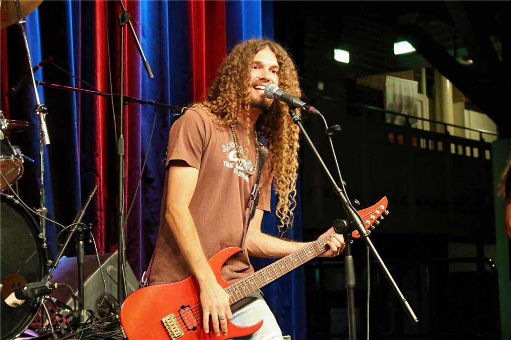Drei Bands – Yellow Couch, Greñas und als Top-Act die Australische Band Mixed up everything – sorgten für Festivalstimmung im Gemeinschaftshaus Wulfen. Nach dreieinhalb Jahren Pause wurde nicht nur gefeiert, sondern auch nostalgisch an die legendären Bar61-Zeiten angeknüpft. 