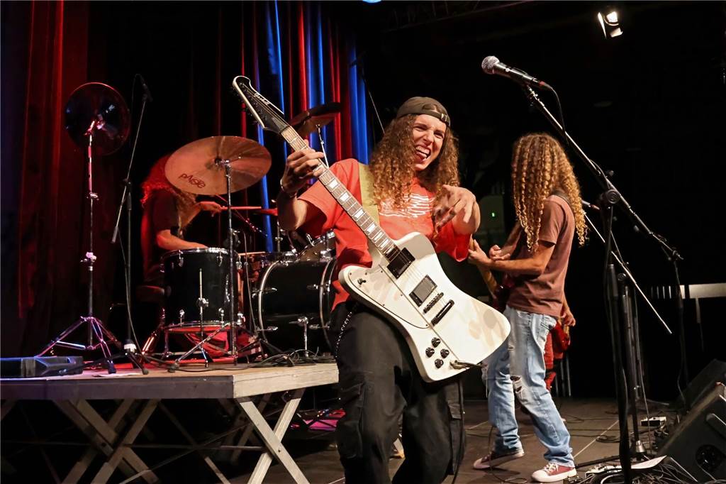 Drei Bands – Yellow Couch, Greñas und als Top-Act die Australische Band Mixed up everything – sorgten für Festivalstimmung im Gemeinschaftshaus Wulfen. Nach dreieinhalb Jahren Pause wurde nicht nur gefeiert, sondern auch nostalgisch an die legendären Bar61-Zeiten angeknüpft. 
