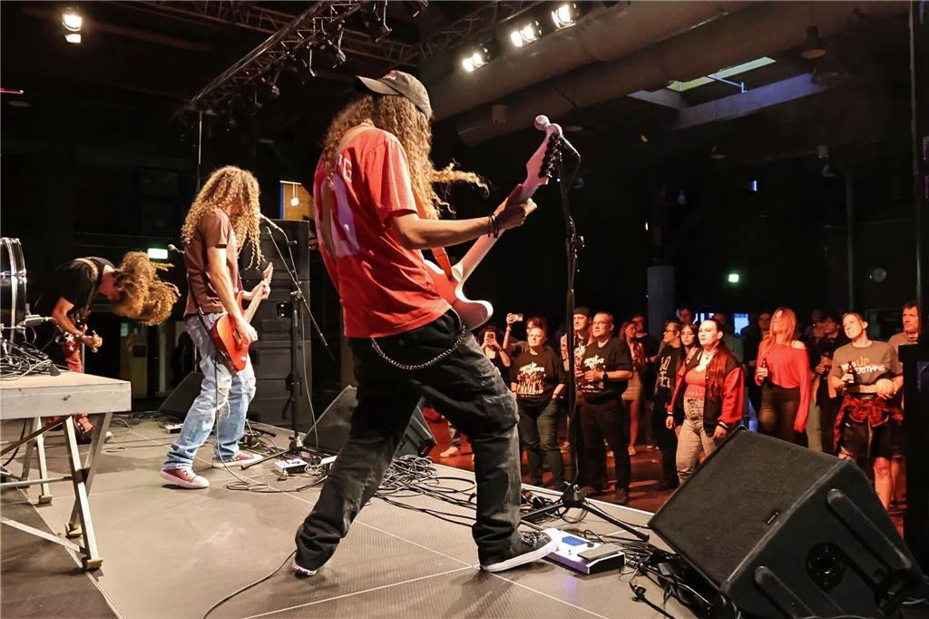 Drei Bands – Yellow Couch, Greñas und als Top-Act die Australische Band Mixed up everything – sorgten für Festivalstimmung im Gemeinschaftshaus Wulfen. Nach dreieinhalb Jahren Pause wurde nicht nur gefeiert, sondern auch nostalgisch an die legendären Bar61-Zeiten angeknüpft. 